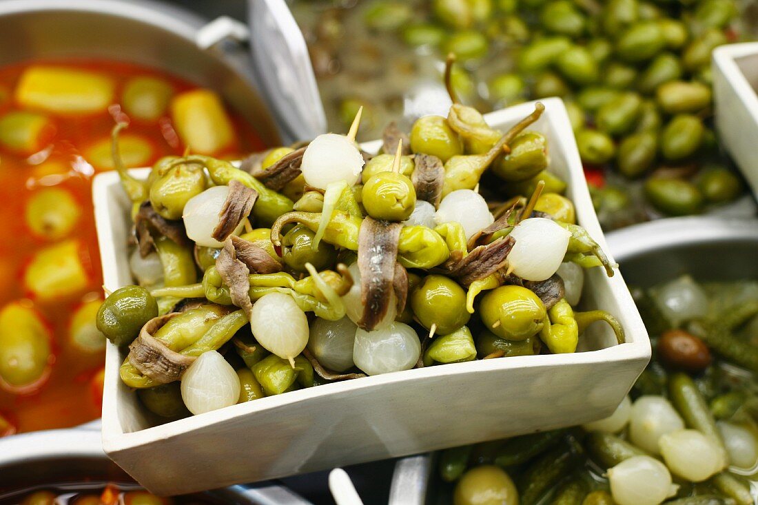 Verschiedene Olivensalate in Schalen und Schüsseln