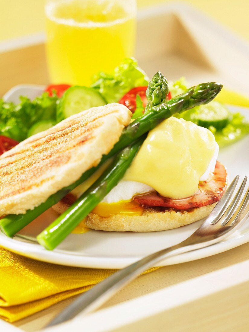 Eggs Benedict with asparagus