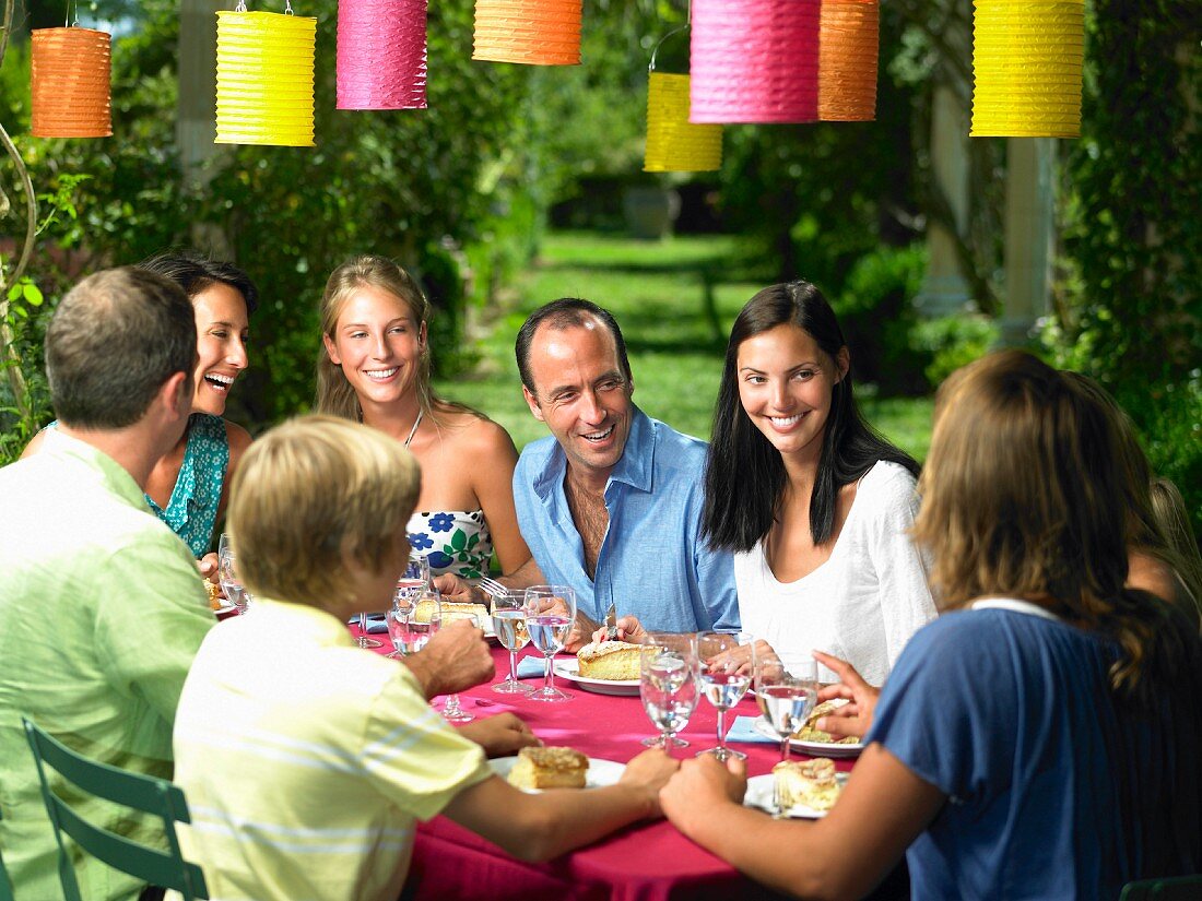 Freunde beim Mittagessen im Freien