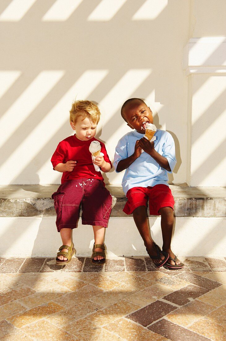 Zwei Jungen essen Eis