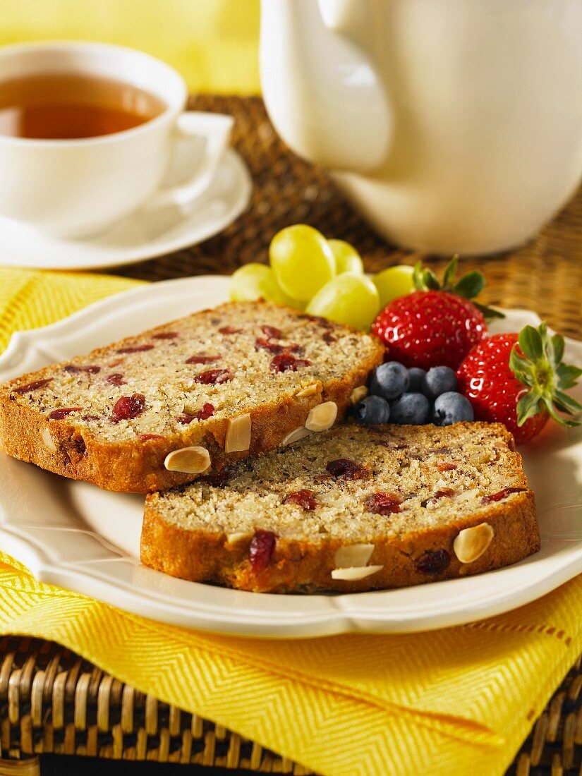 Bananen-Nuss-Brot mit Cranberries – Bilder kaufen – 11105217 StockFood