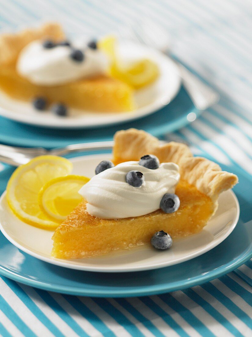 Lemon Pie mit Schlagsahne und frischen Blaubeeren