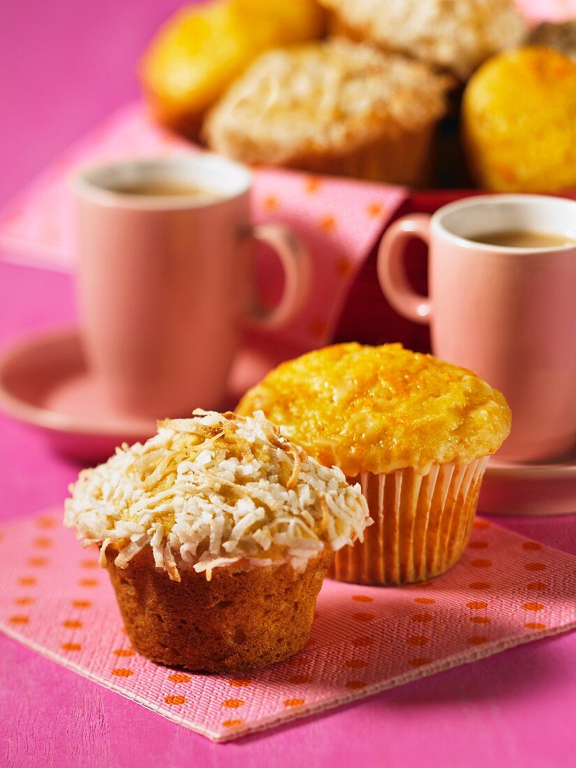 Orangen-Rum-Muffins mit Kokosraspeln