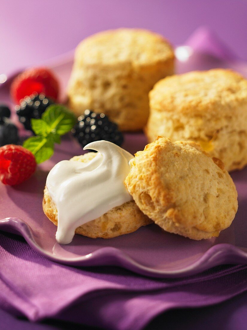 Scones mit frischen Beeren und Sahne