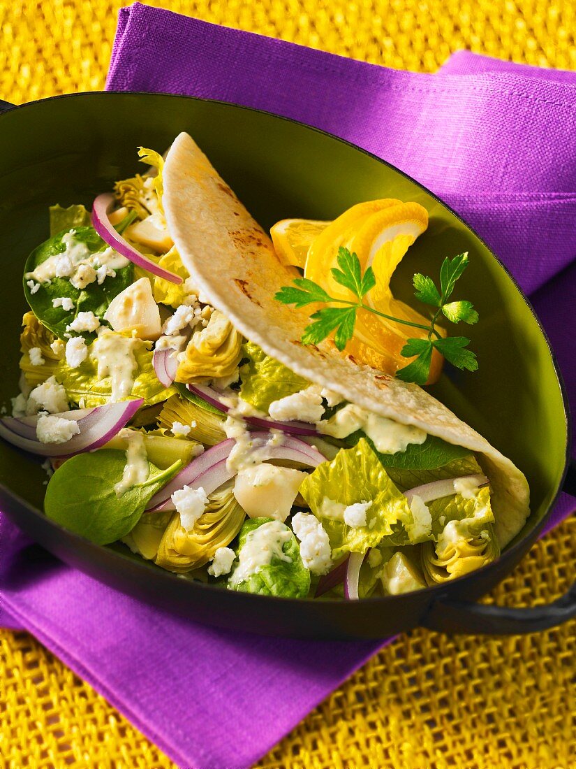 Tortilla mit Artischocken-Spinat-Salat