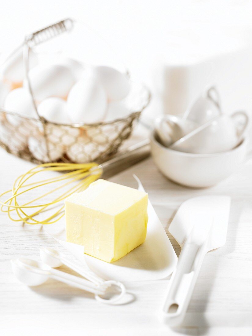 Backutensilien und Backzutaten (Butter und Eier)
