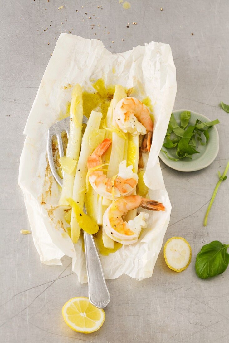 White asparagus and prawns cooked in paper