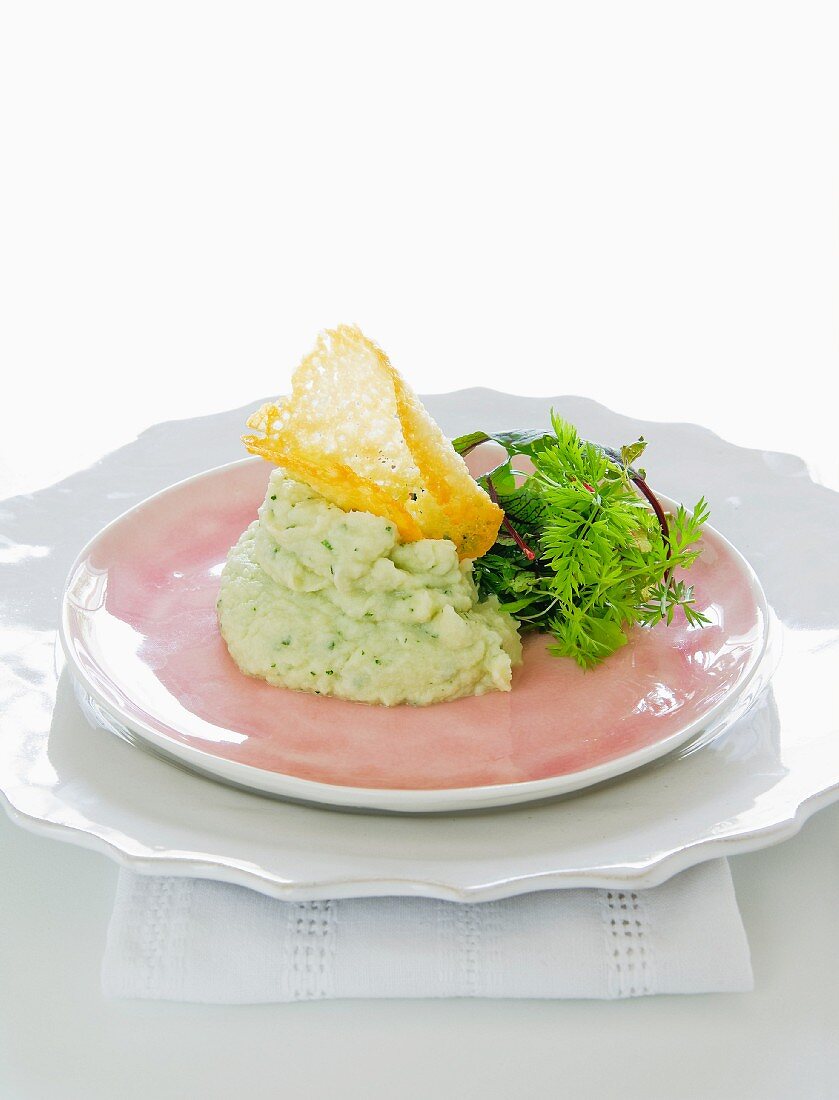 Blumenkohlpüree mit Parmesanchips