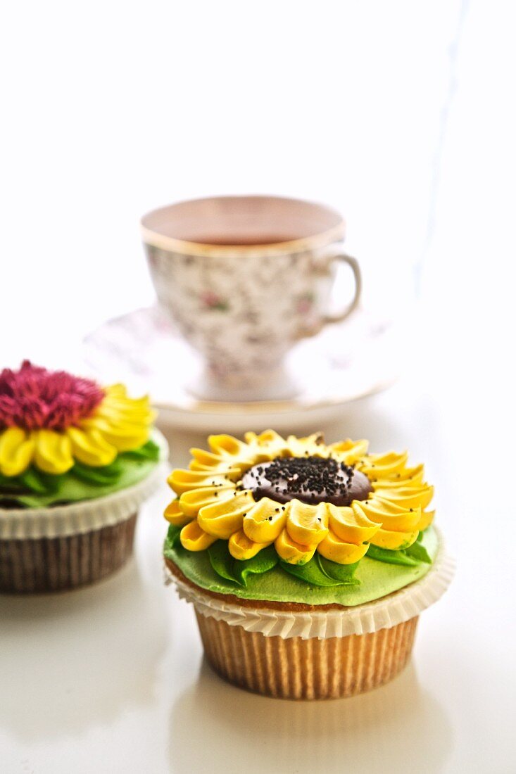 Sonnenblumen-Cupcakes und eine Tasse Tee
