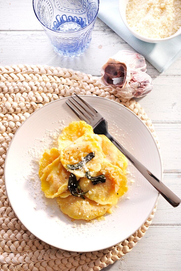 Pansotti con la zucca (pastry pockets filled with pumpkin)