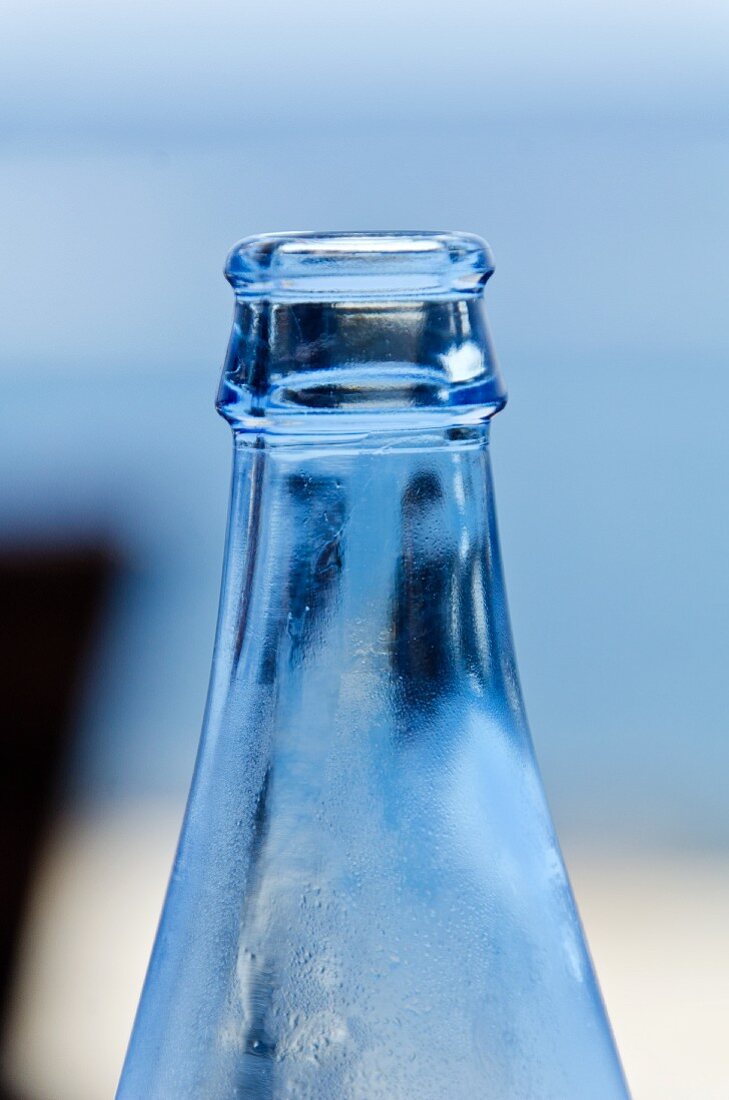 Flaschenhals von blauer Flasche