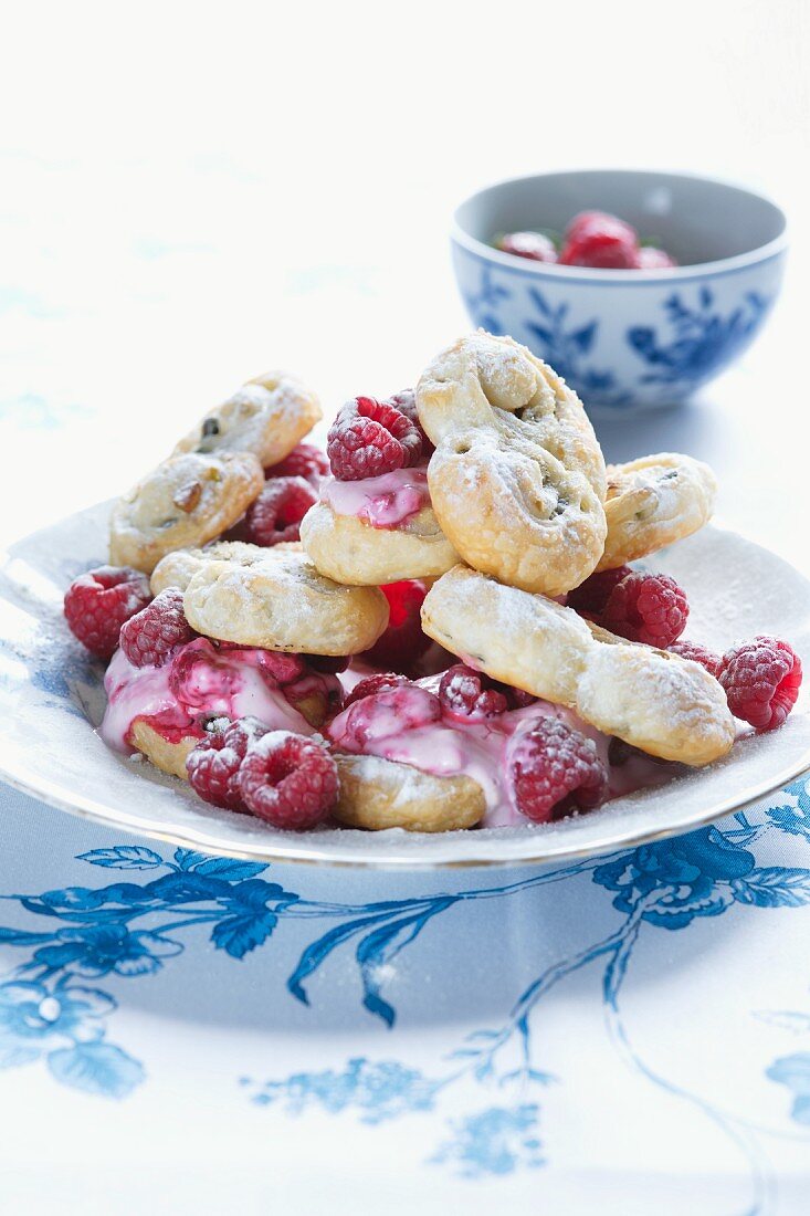 Pistachio biscuits with raspberries