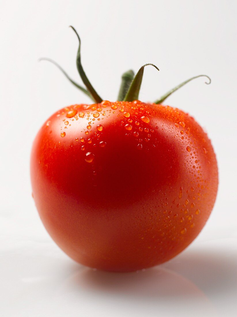 Eine Tomate mit Wassertropfen