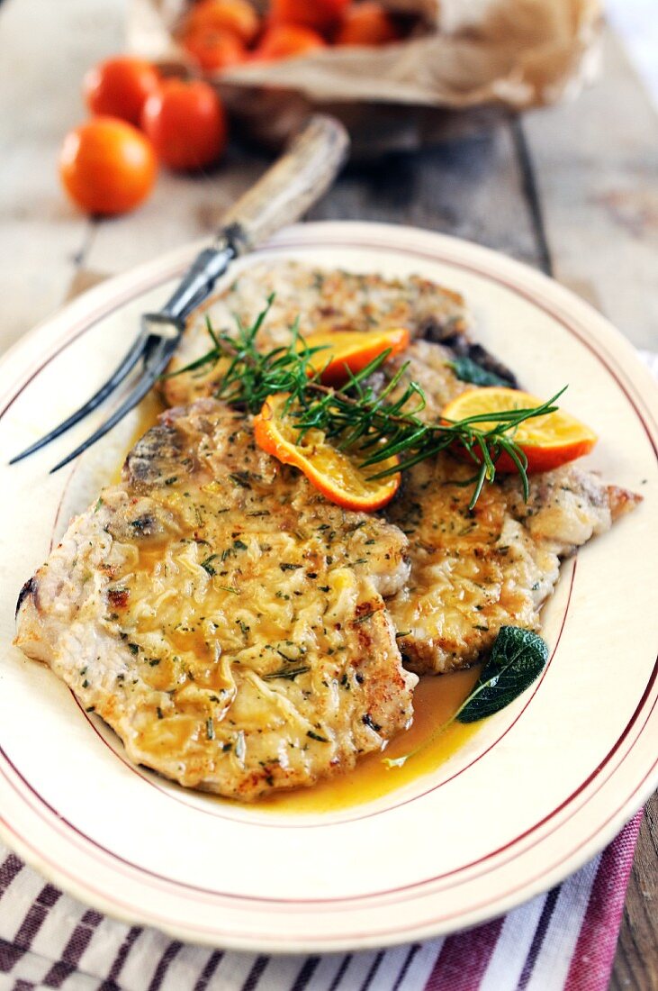 Panierte Schweinekoteletts mit Clementinensauce, Rosmarin und Salbei