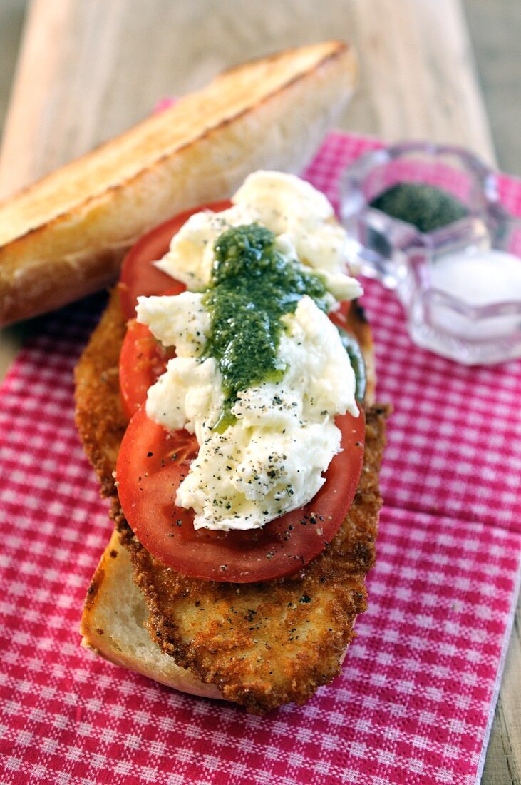 Ciabatta mit paniertem Schnitzel, Tomaten, Mozzarella und Pesto