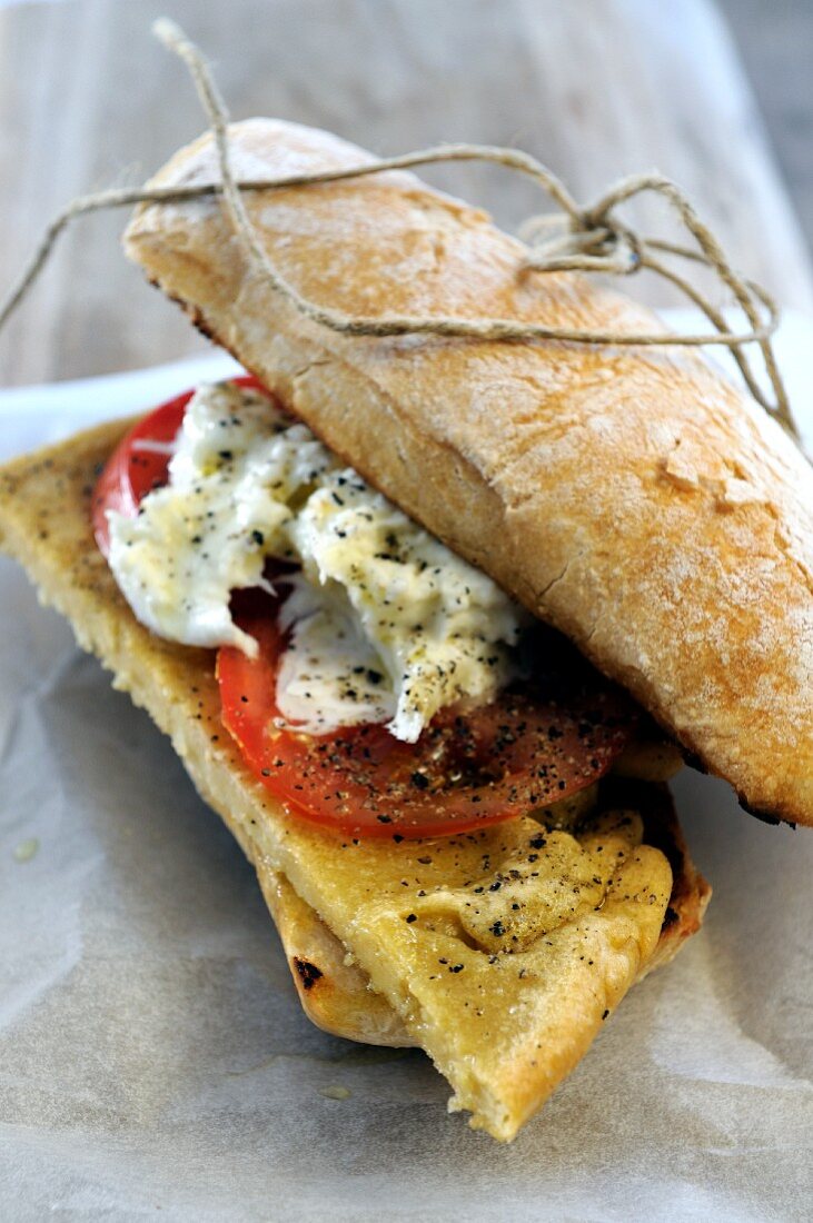 Ciabatta mit Kichererbsenkuchen, Tomaten und Mozzarella