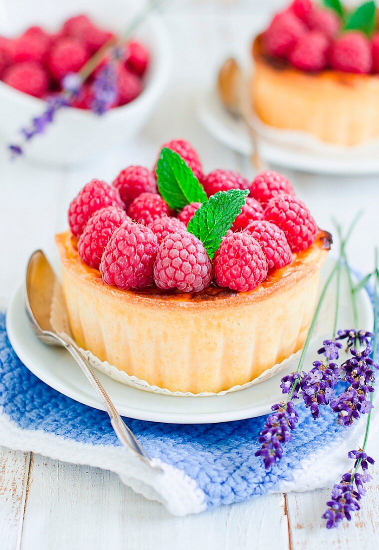 Mini cheesecakes with raspberries and mint