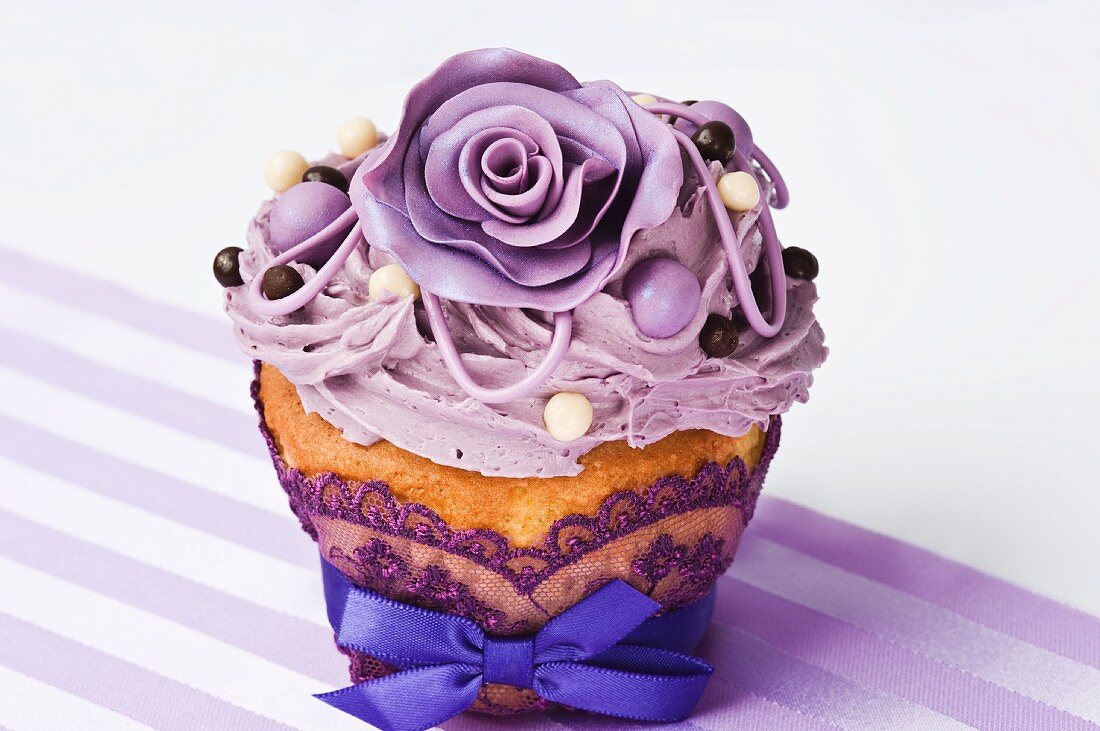 Cupcake mit lila Zuckerrose