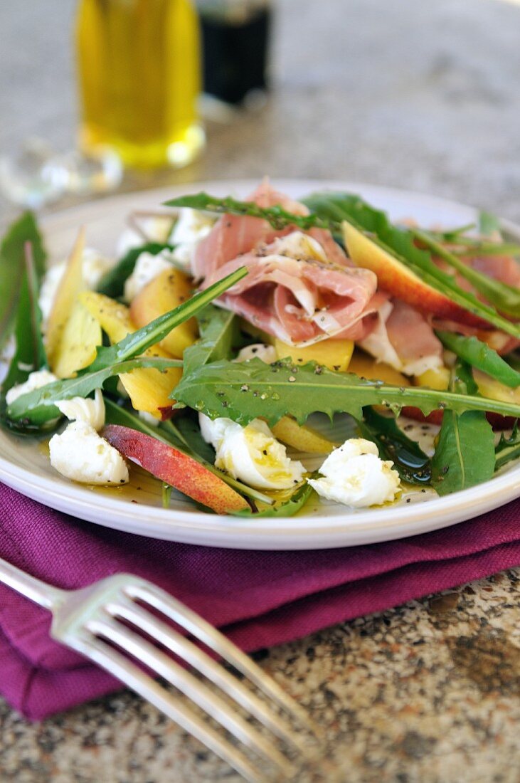 Insalata di tarassaco (colourful Italian salad with dandelion leaves)