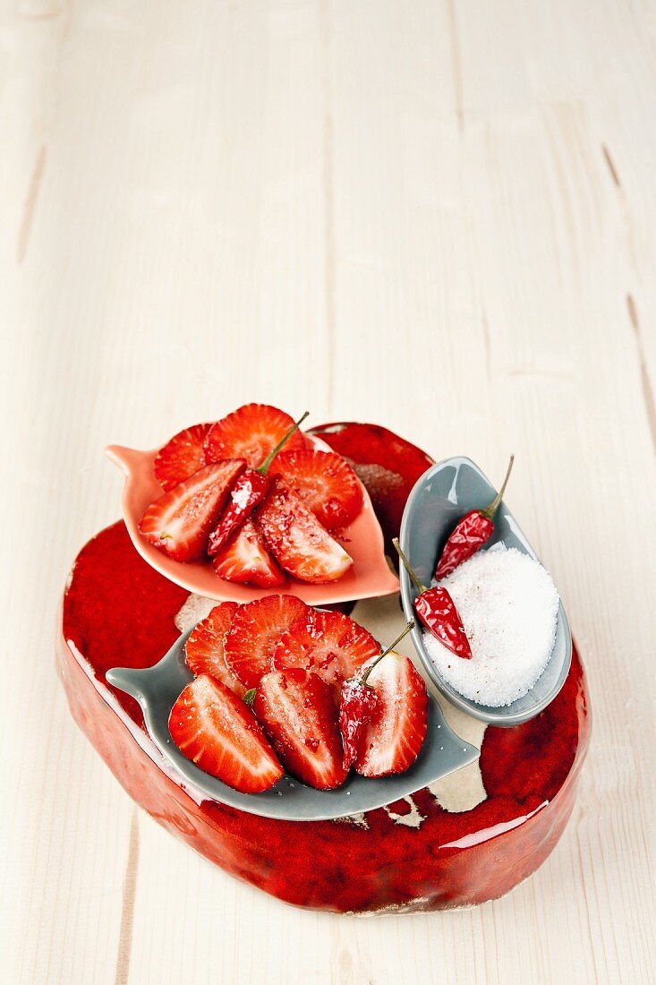 Erdbeeren mit Feinkristallzucker und rotem Chilipulver