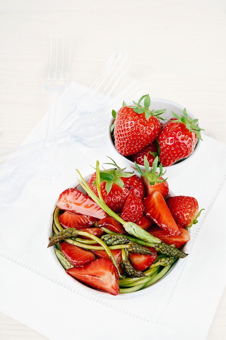 Cooked wild asparagus with strawberries in balsamic vinegar cream