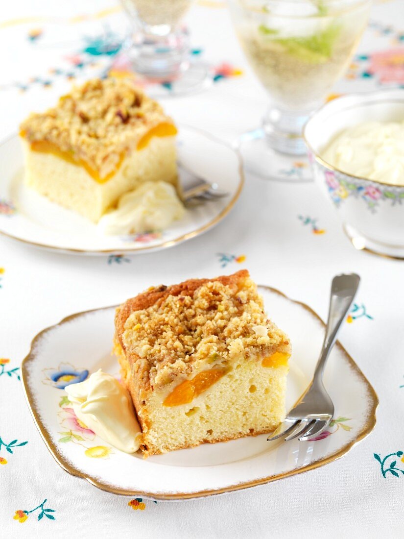 Apricot crumble cake with cream