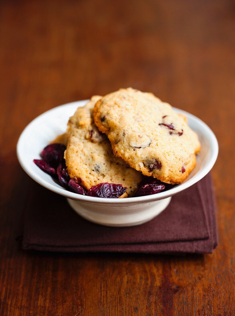 Cranberrycookies in einem Schälchen