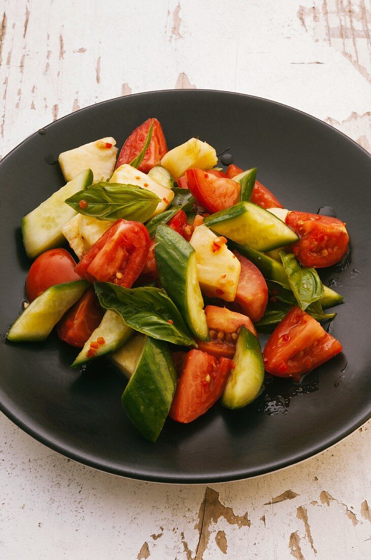 Tomaten-Gurken-Salat mit Ananas und Basilikum