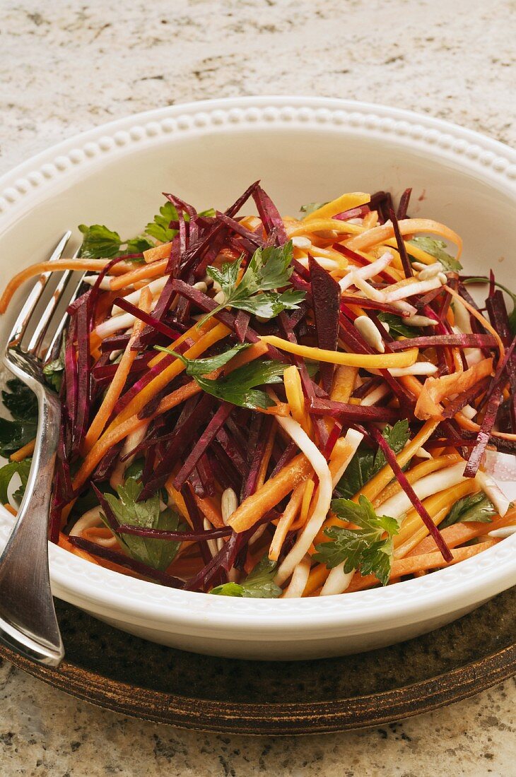 Rohkostsalat mit Möhren und Roter Bete