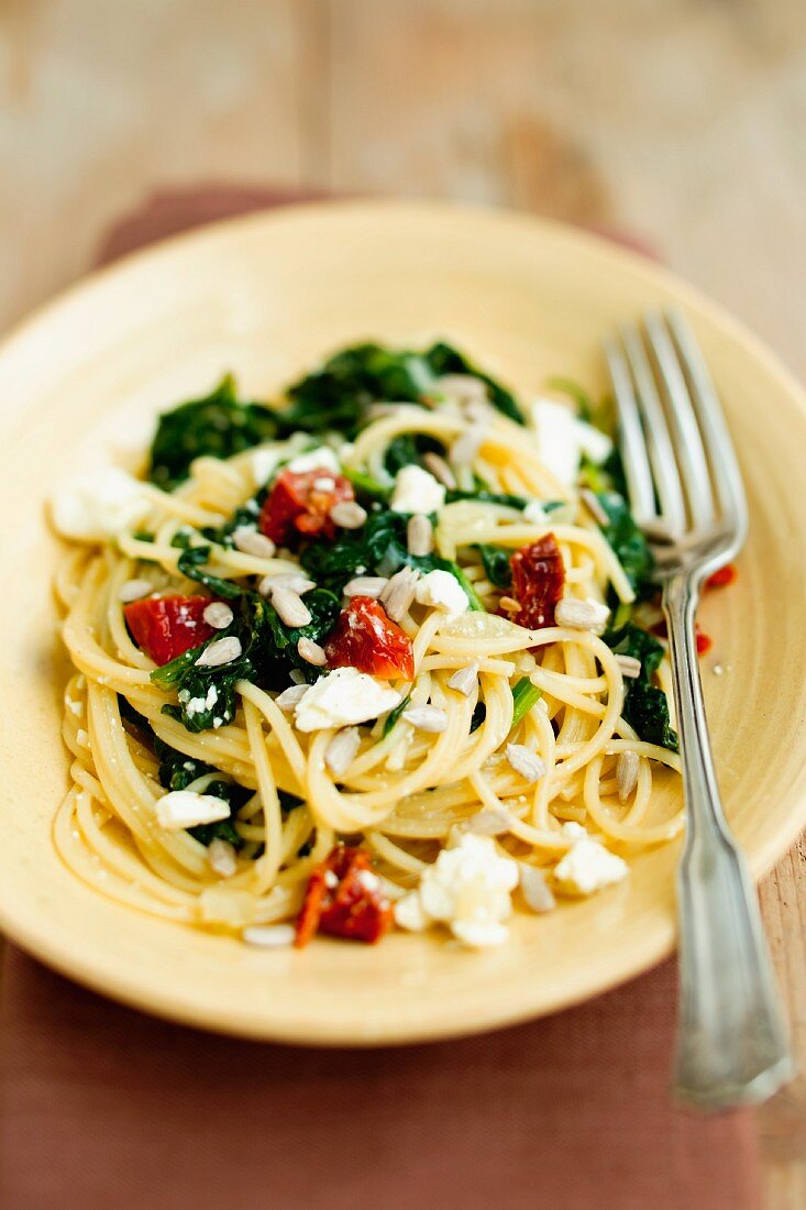 Spaghetti with spinach and sheep's cheese