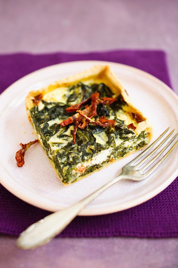 Spinach quiche with dried tomatoes and sheep's cheese