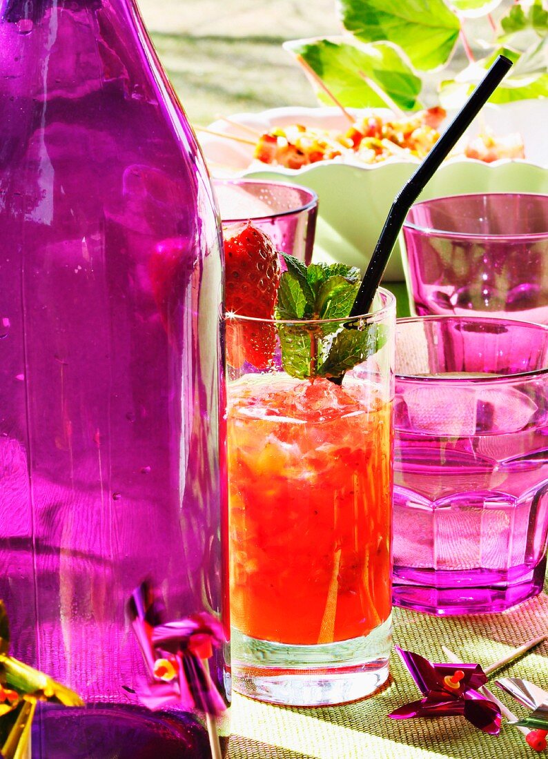 Caipiroska-Cocktail mit Erdbeeren auf einem Sommerbuffet