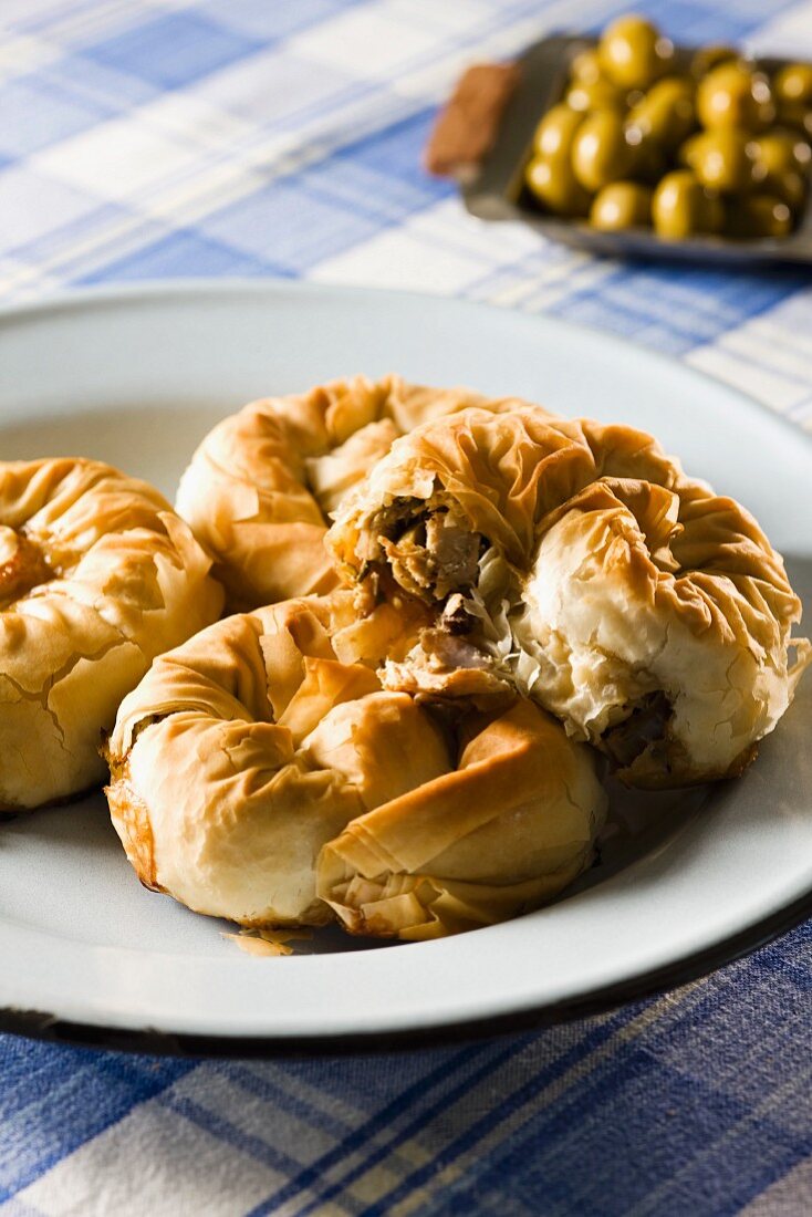 Puff pastry filled with chicken, aubergines, olives and raisins
