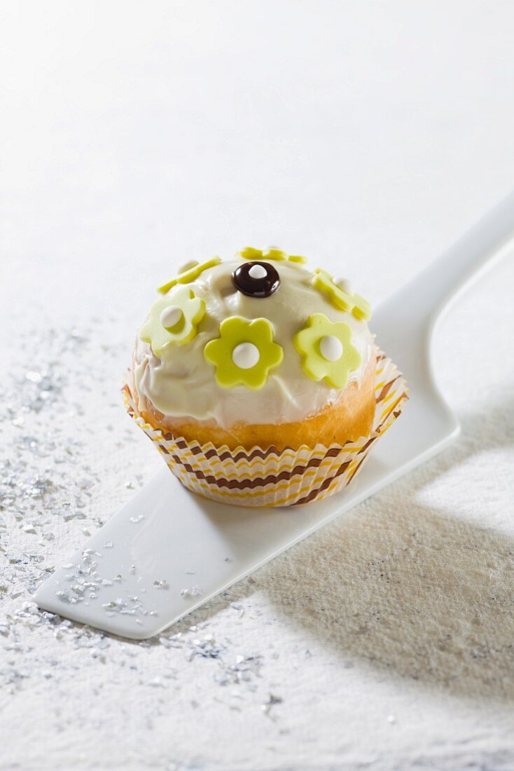 Hanukkah Donut mit Glasur und Zuckerblüten