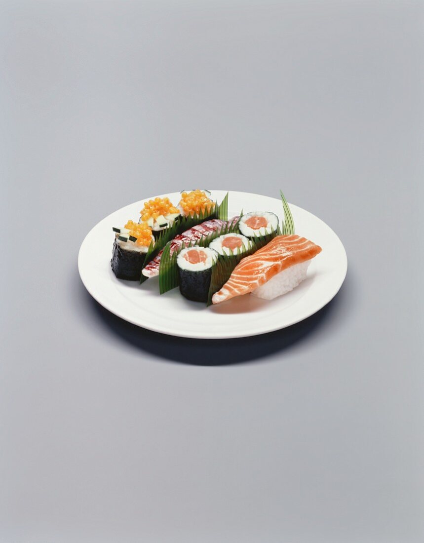 Verschiedene Sushi auf Teller