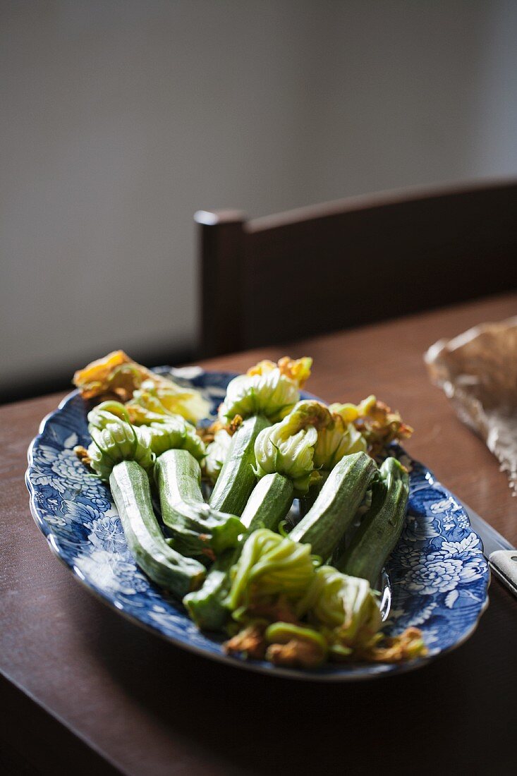 Zucchini mit Blüten