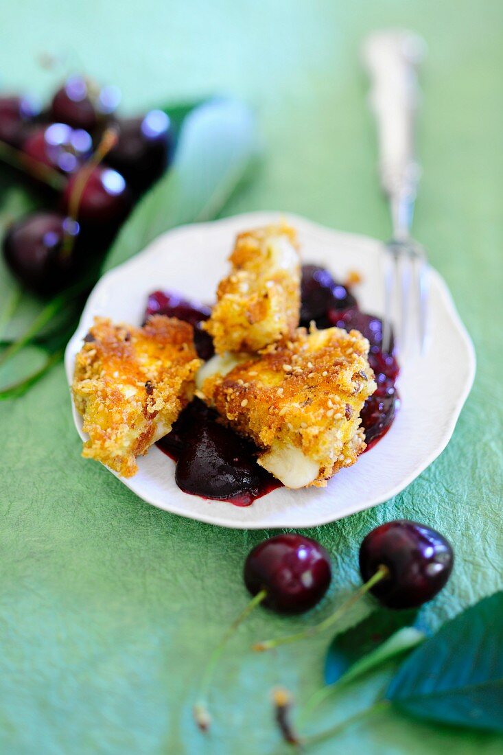 Gebackener Camembert mit Rosmarin-Rotwein-Kirschen