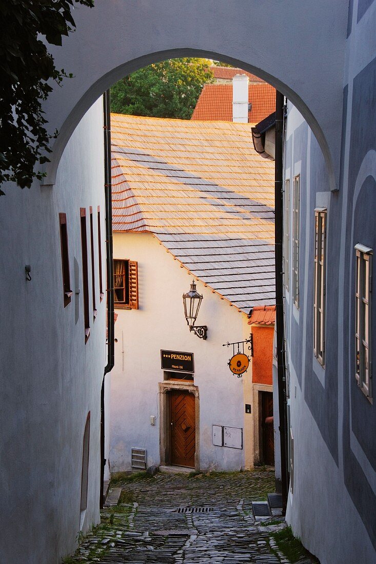 Gepflasterte Gasse durch eine Altstadt in Tschechien