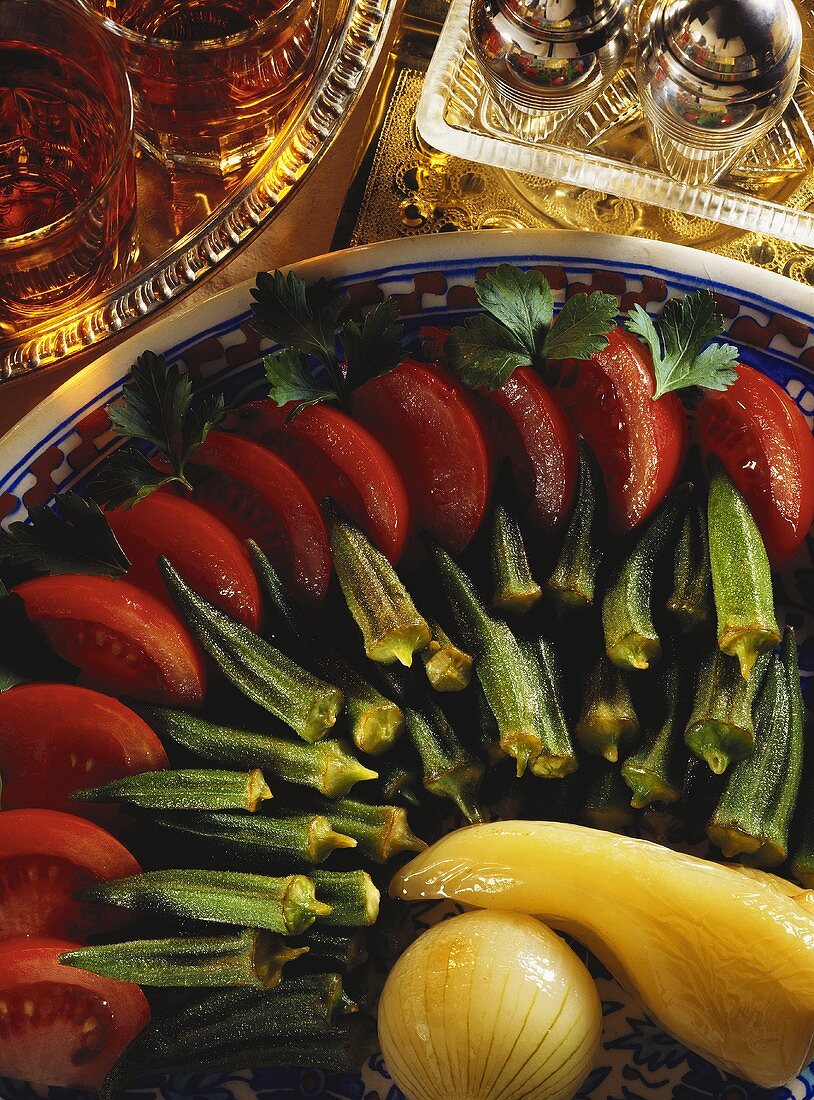 Okraschoten, Tomatenschnitze & Spitzpaprika in Olivenöl