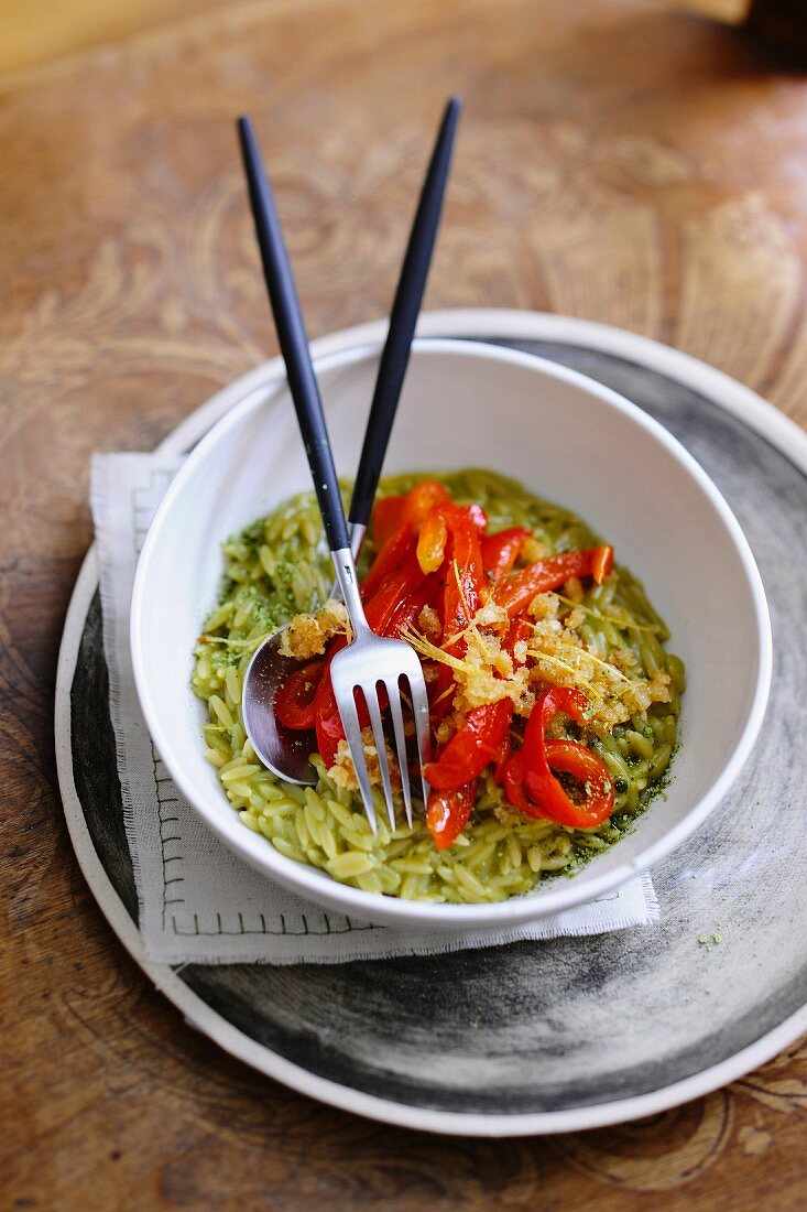 Green tea noodles with roasted pepper