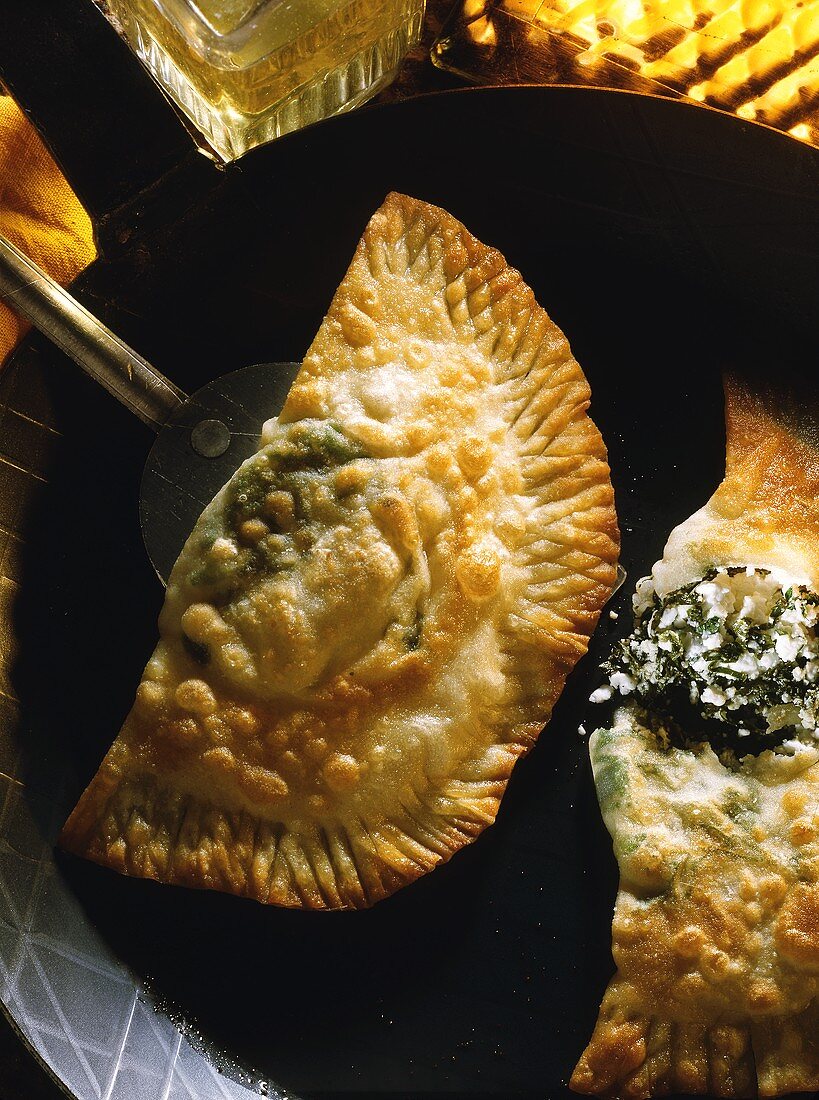 Teigtaschen aus der Pfanne mit Spinat-Schafskäse-Füllung