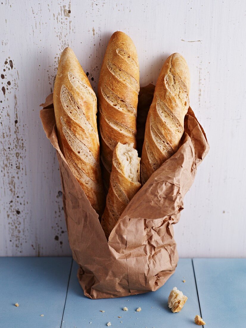 Baguettes in einer zerrissenen Papiertüte