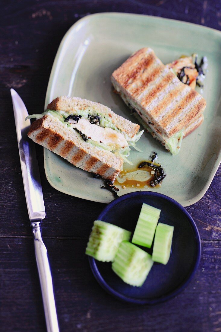 Gegrilltes Sandwich mit mariniertem Hähnchenfleisch