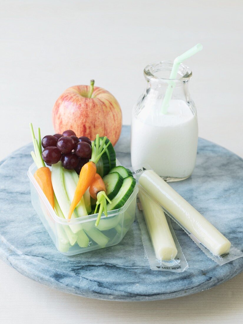 Gesunde Snacks: Obst, Gemüse, Milch & Käsesticks