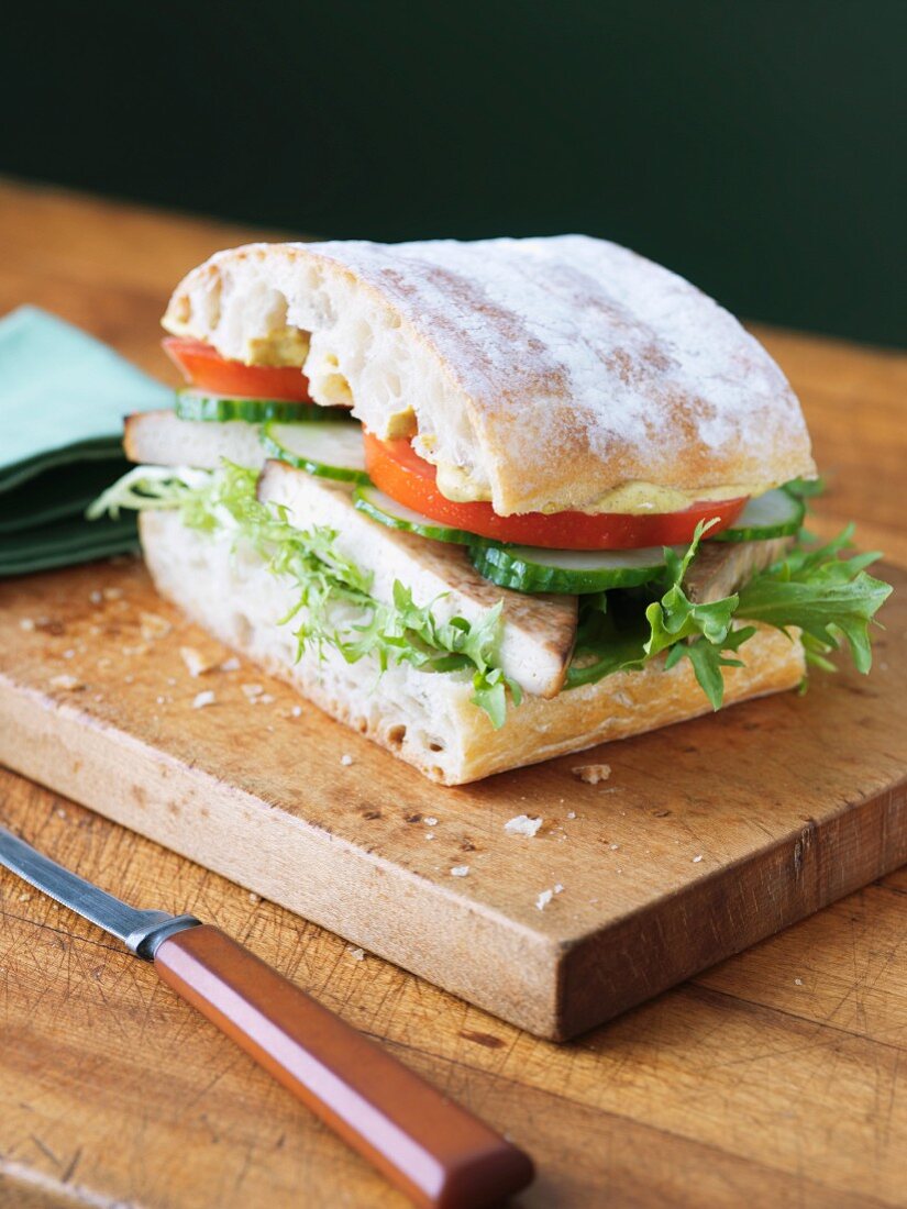 Sauerteig-Sandwich mit gegrilltem Tofu, Gurken & Tomaten