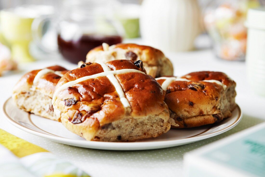 Hot cross buns (UK)