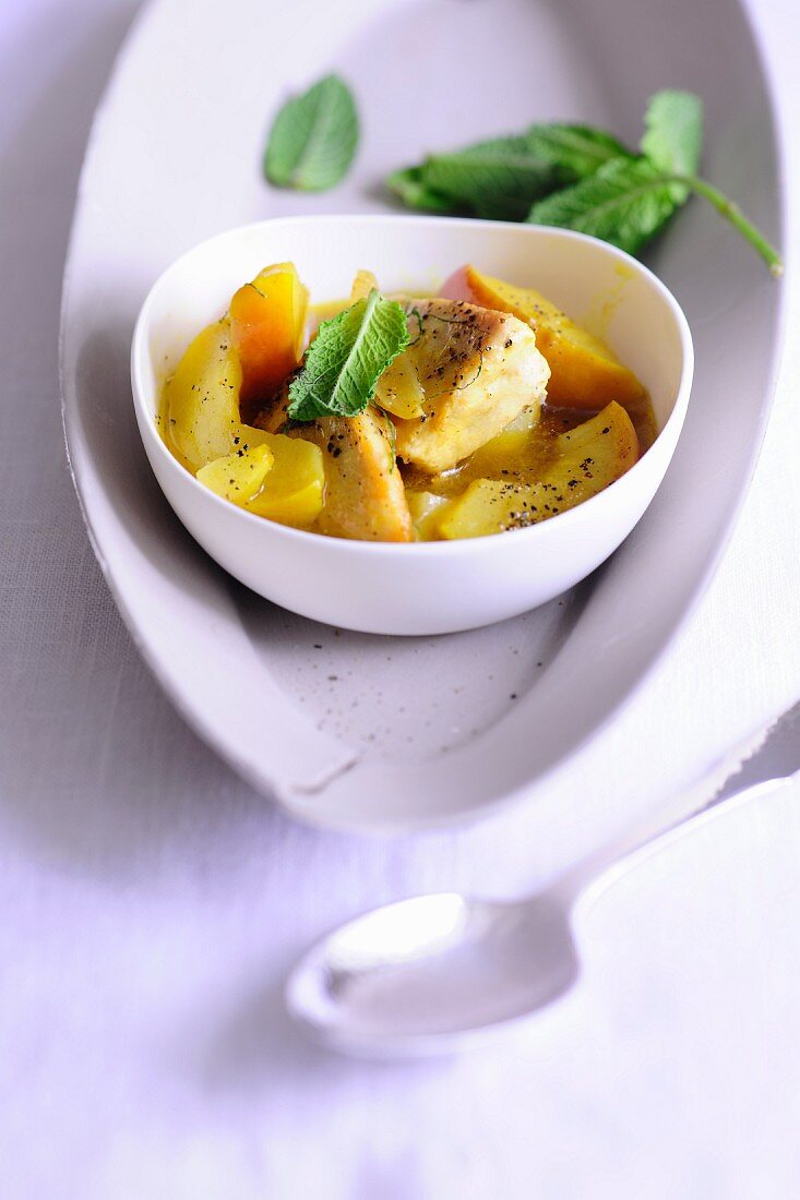 Chicken with fruit and mint