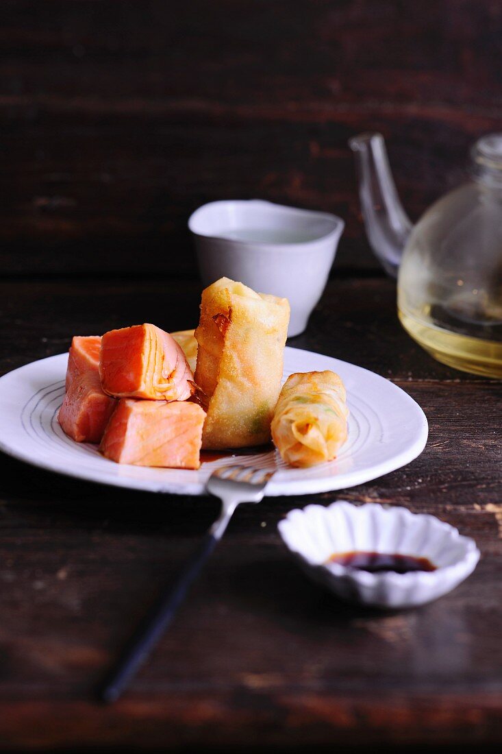 Spring rolls and salmon (Asia)