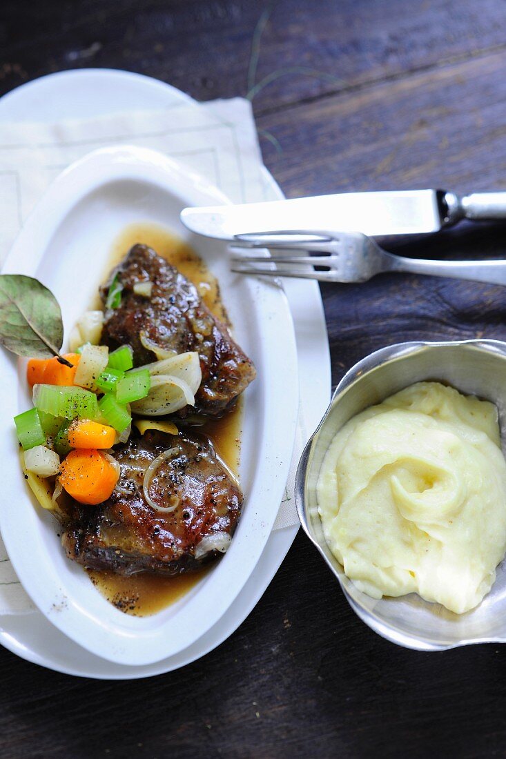 Veal cheeks with vegetables and mashed potatoes