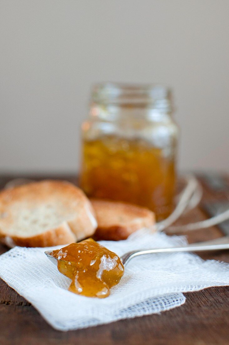 Orangenmarmelade und Toastbrot